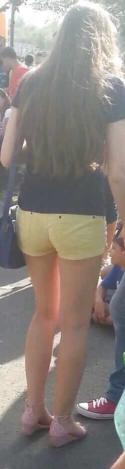 Spia donne sexy pantaloncini rumeni
 #41132880