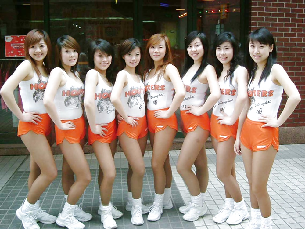 Hooters Babes Which one would you fuck and how?!  #40269553