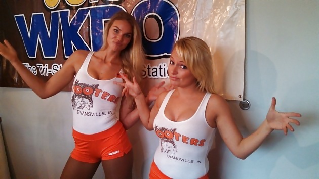 Hooters babes quale ti scoperesti e come?! 
 #40269606