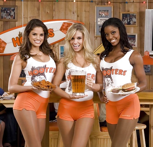 Hooters babes quale ti scoperesti e come?! 
 #40269639