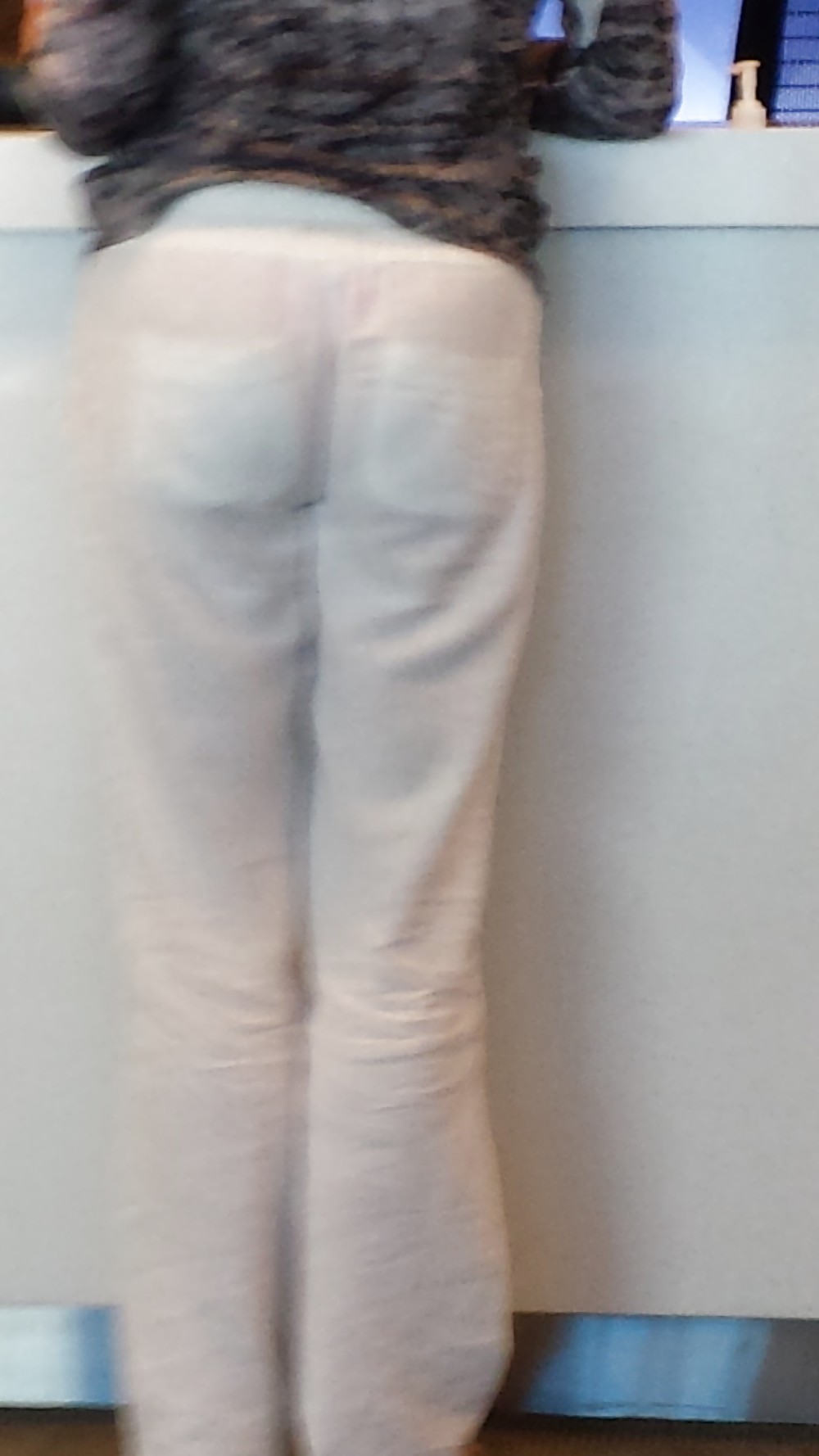 Sexy Voir-à Travers Le Pantalon Sur MILF à L'aéroport #36972953
