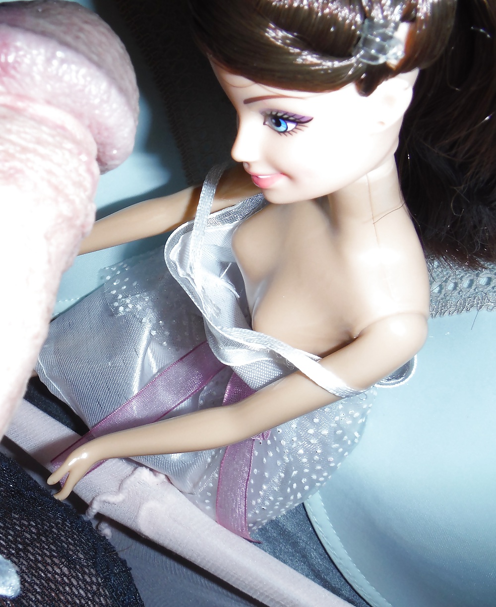 Un chico y una muñeca
 #31158812