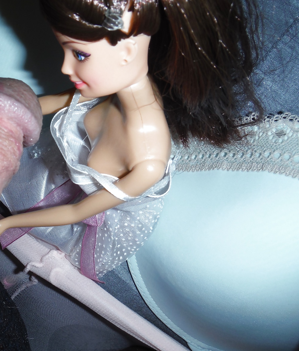 Un chico y una muñeca
 #31158814