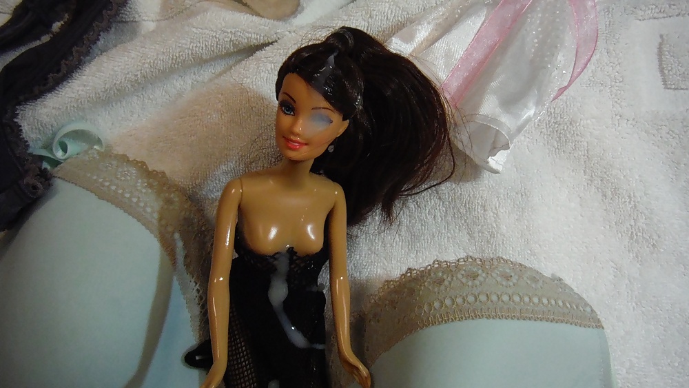 Un chico y una muñeca
 #31158834