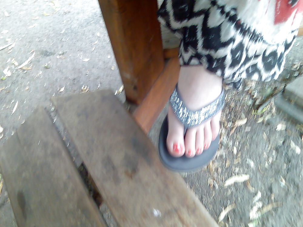 I piedi candidi di Linn - piedi femminili con unghie dipinte di rosso
 #28008585