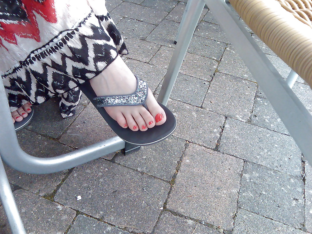 Linn 's Candid Feet - Female feet with red painted nails #28008621