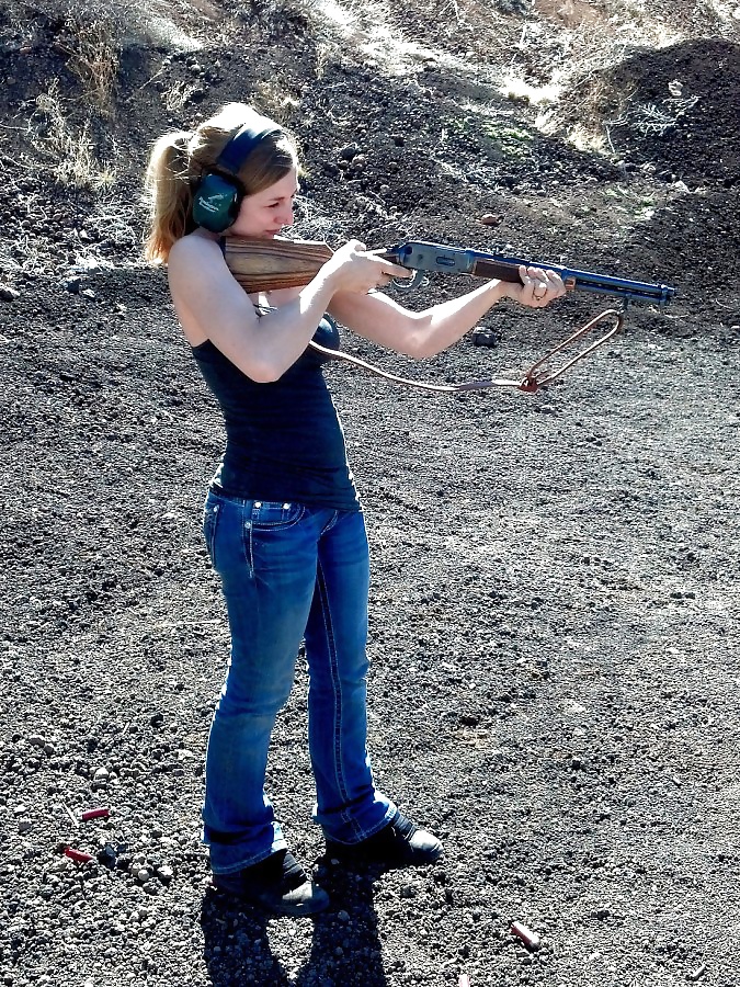 Chicas con pistolas
 #31283569