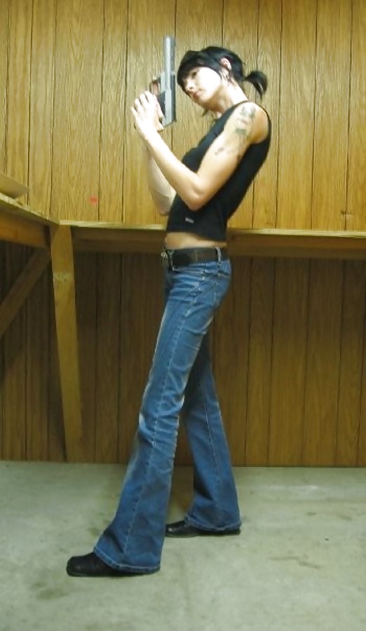 Chicas con pistolas
 #31283571