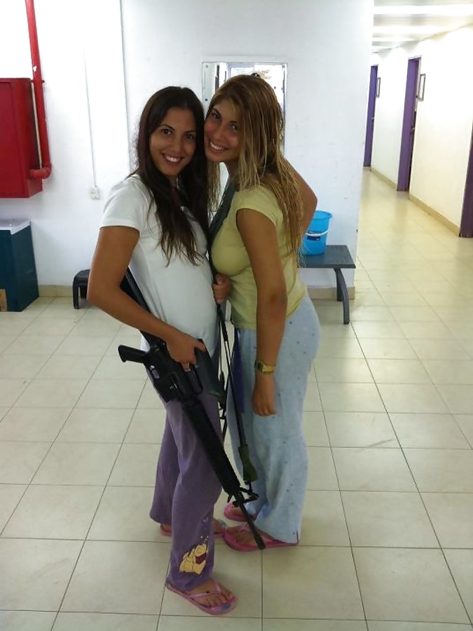 Chicas con pistolas
 #31283581