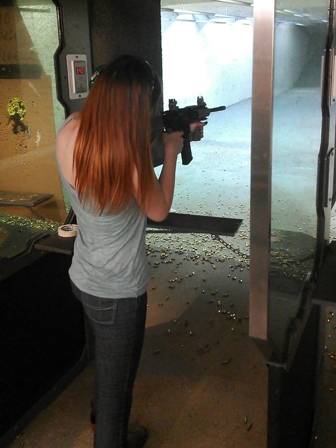 Chicas con pistolas
 #31283595