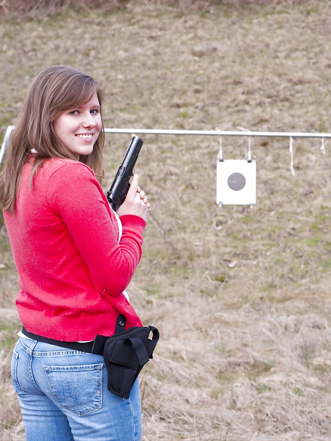 Chicas con pistolas
 #31283597