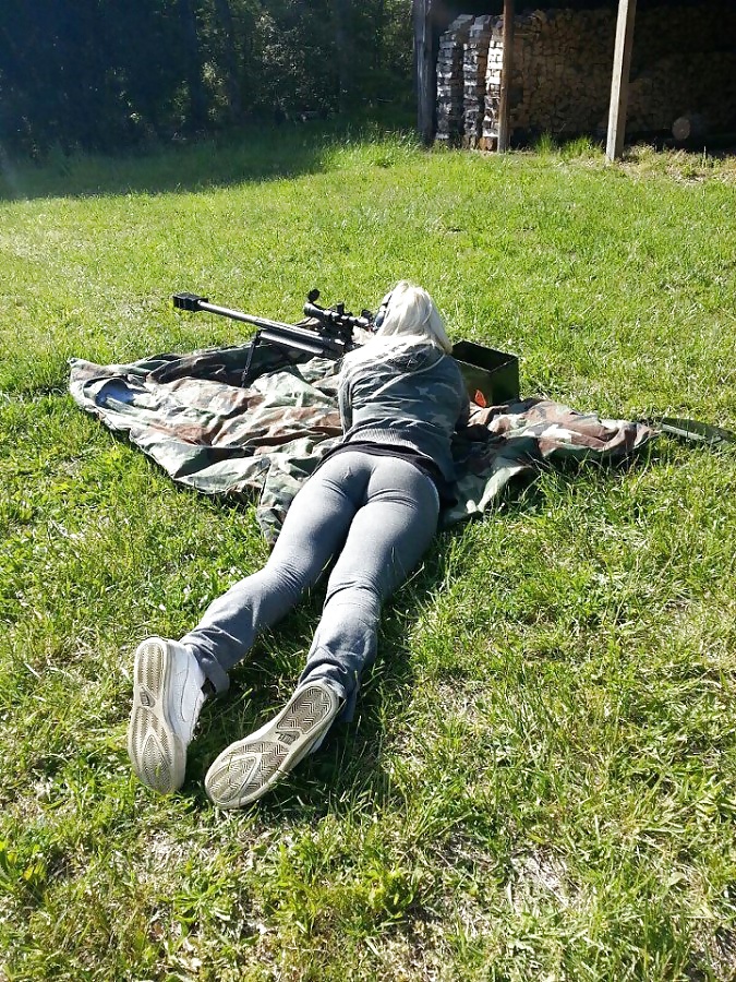 Chicas con pistolas
 #31283601