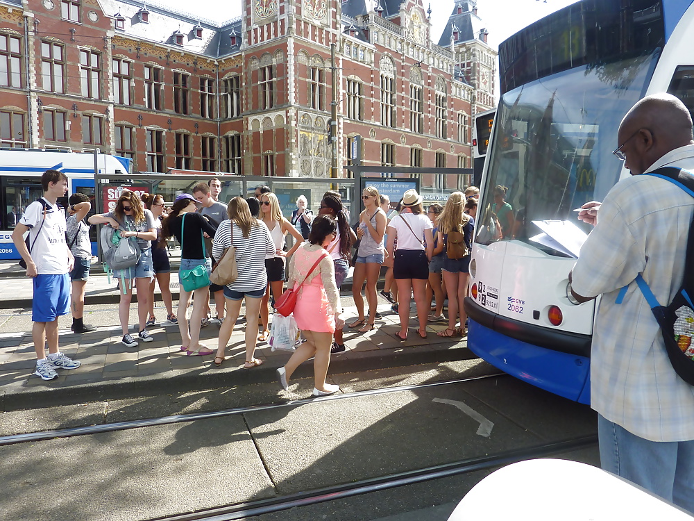 Ragazze e donna matura in una giornata di sole ad Amsterdam
 #28938797