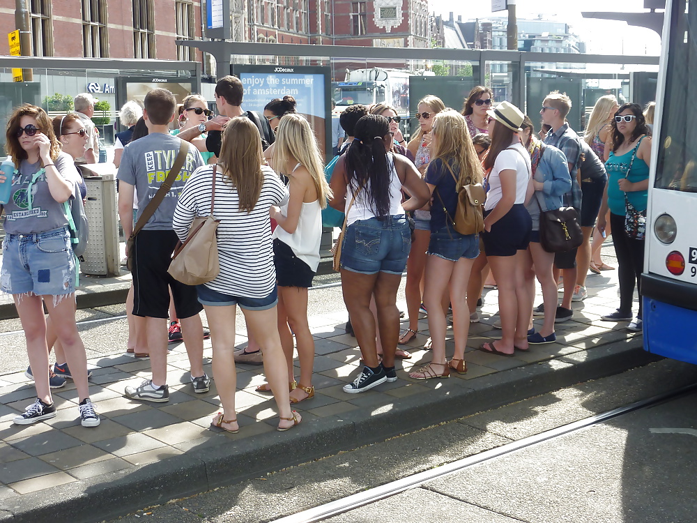 Ragazze e donna matura in una giornata di sole ad Amsterdam
 #28938821