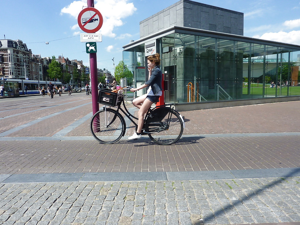 Ragazze e donna matura in una giornata di sole ad Amsterdam
 #28938836