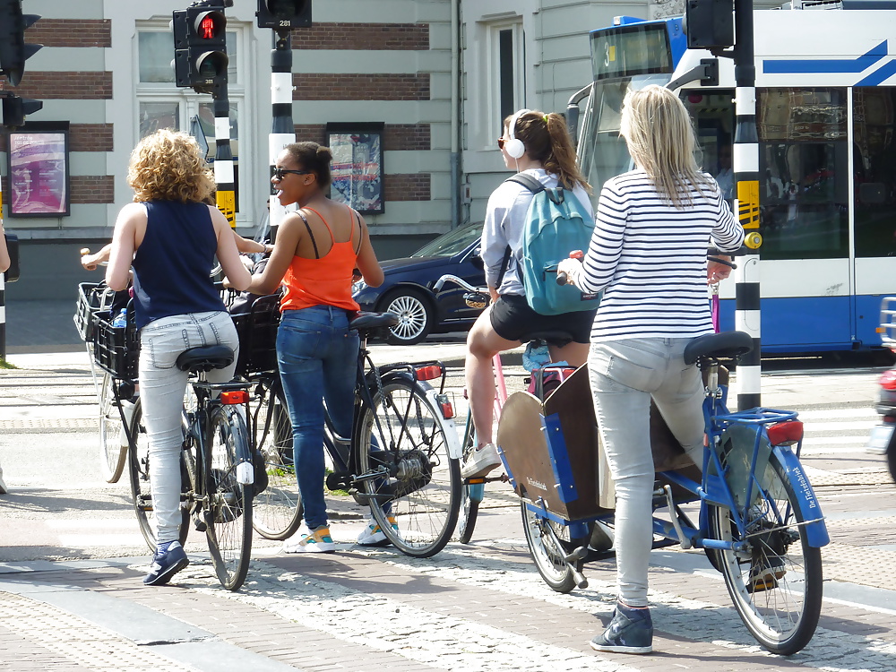 女の子と成熟した女性は、晴れた日にアムステルダムで
 #28938841