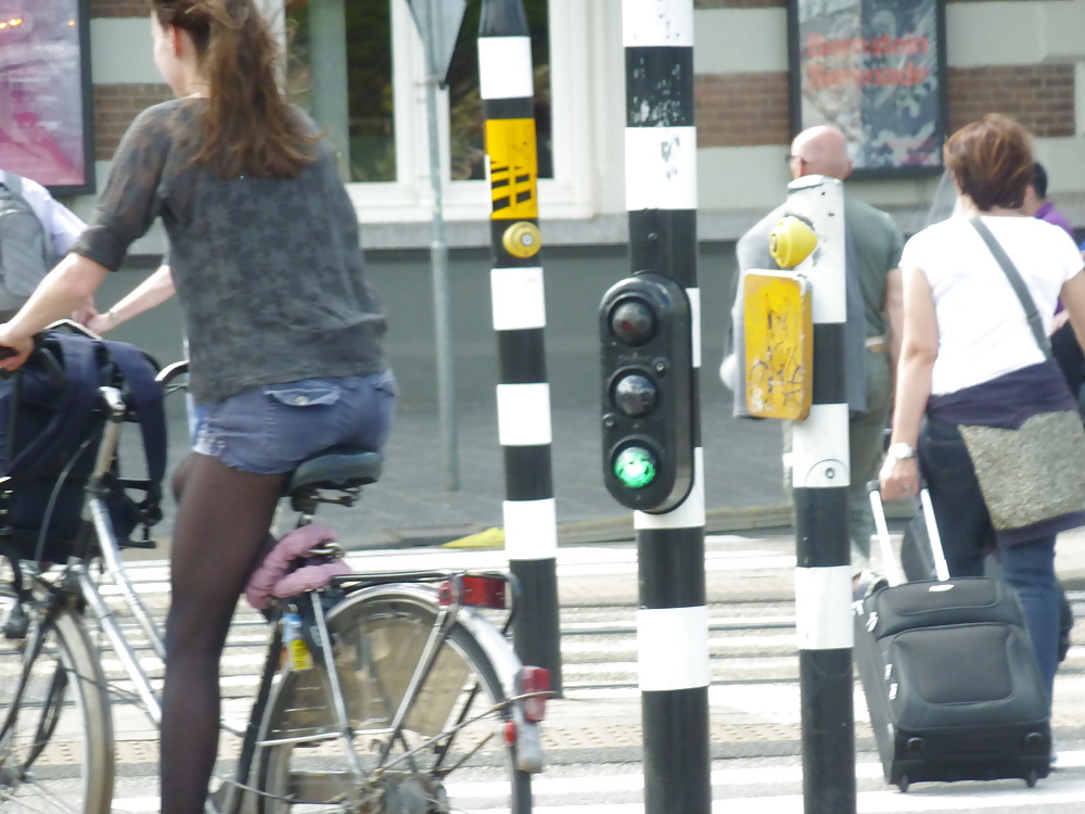 Ragazze e donna matura in una giornata di sole ad Amsterdam
 #28938865