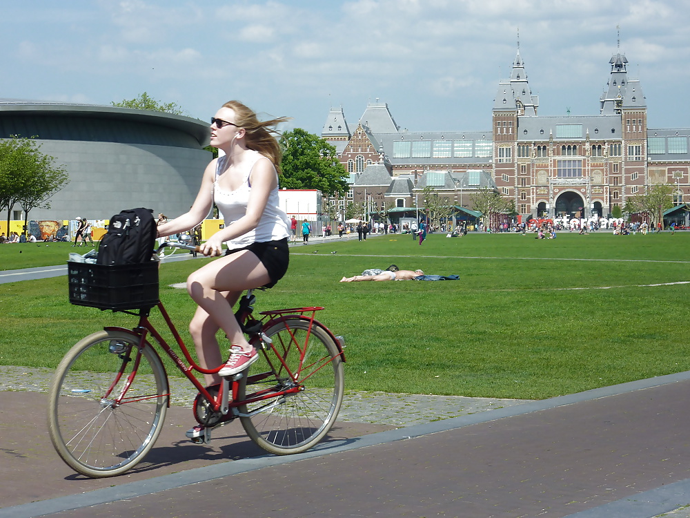 Ragazze e donna matura in una giornata di sole ad Amsterdam
 #28938904
