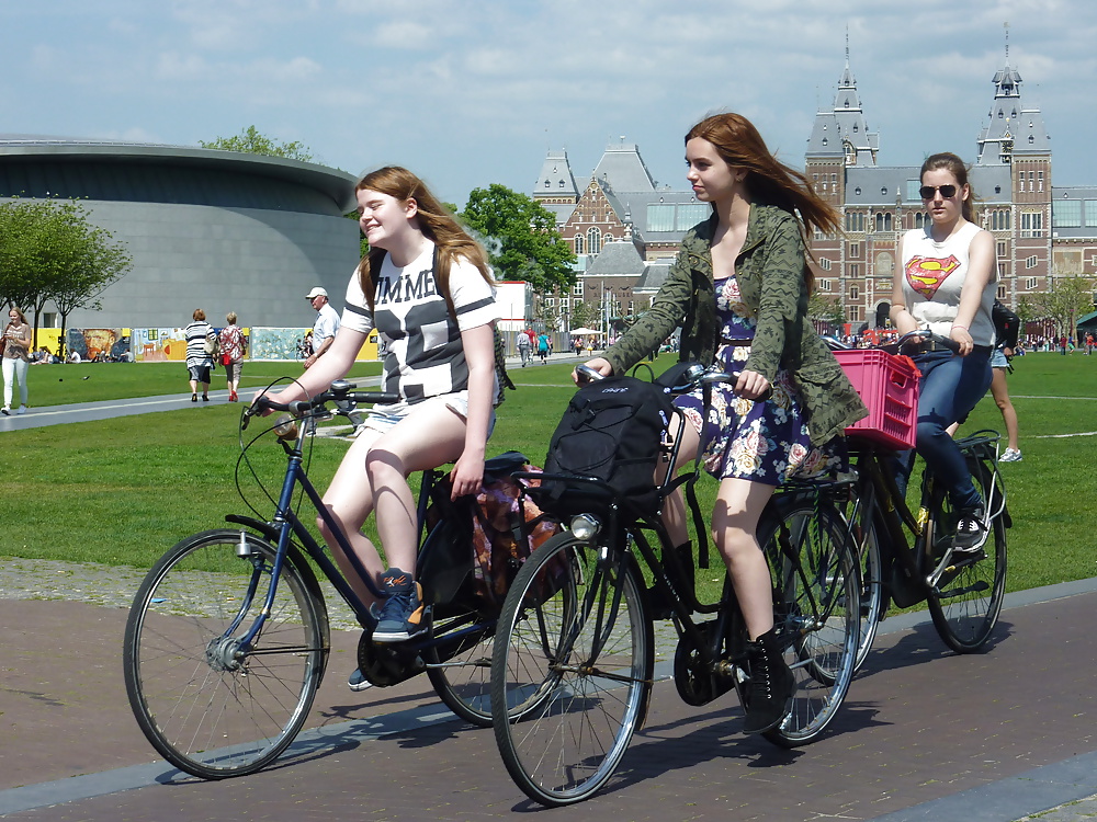 女の子と成熟した女性は、晴れた日にアムステルダムで
 #28938916