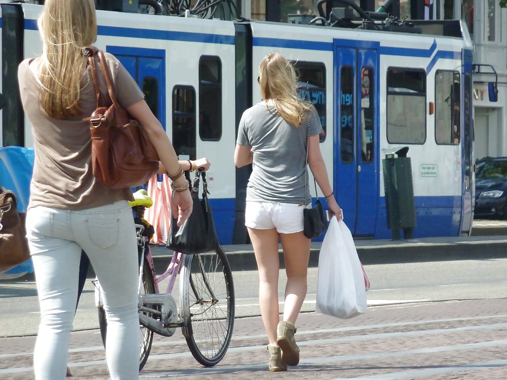 Chicas y mujer madura en un día soleado en amsterdam
 #28938922