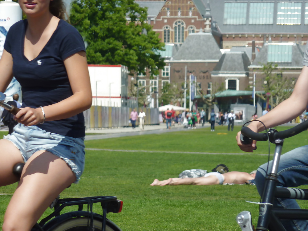 Filles Et Femme D'âge Mûr Sur Une Journée Ensoleillée à Amsterdam #28938935