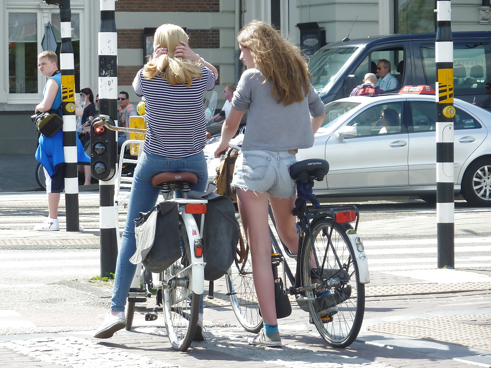 女の子と成熟した女性は、晴れた日にアムステルダムで
 #28938951