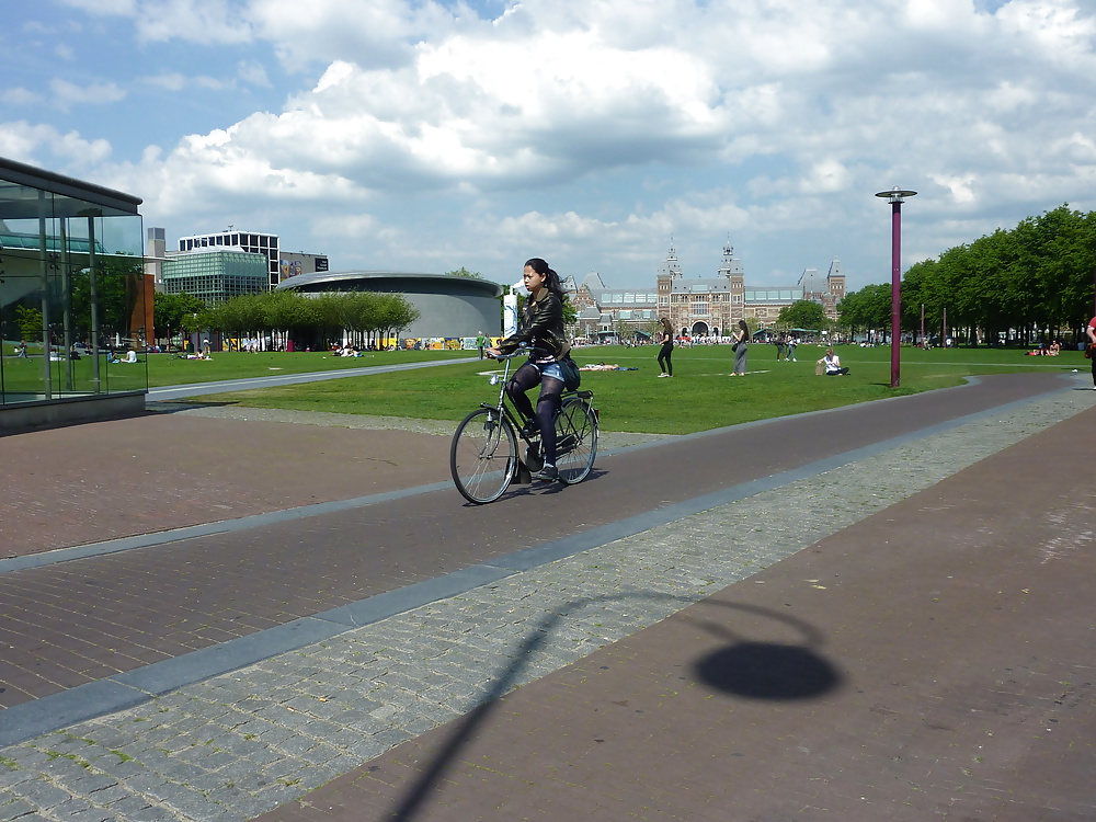 Ragazze e donna matura in una giornata di sole ad Amsterdam
 #28938976