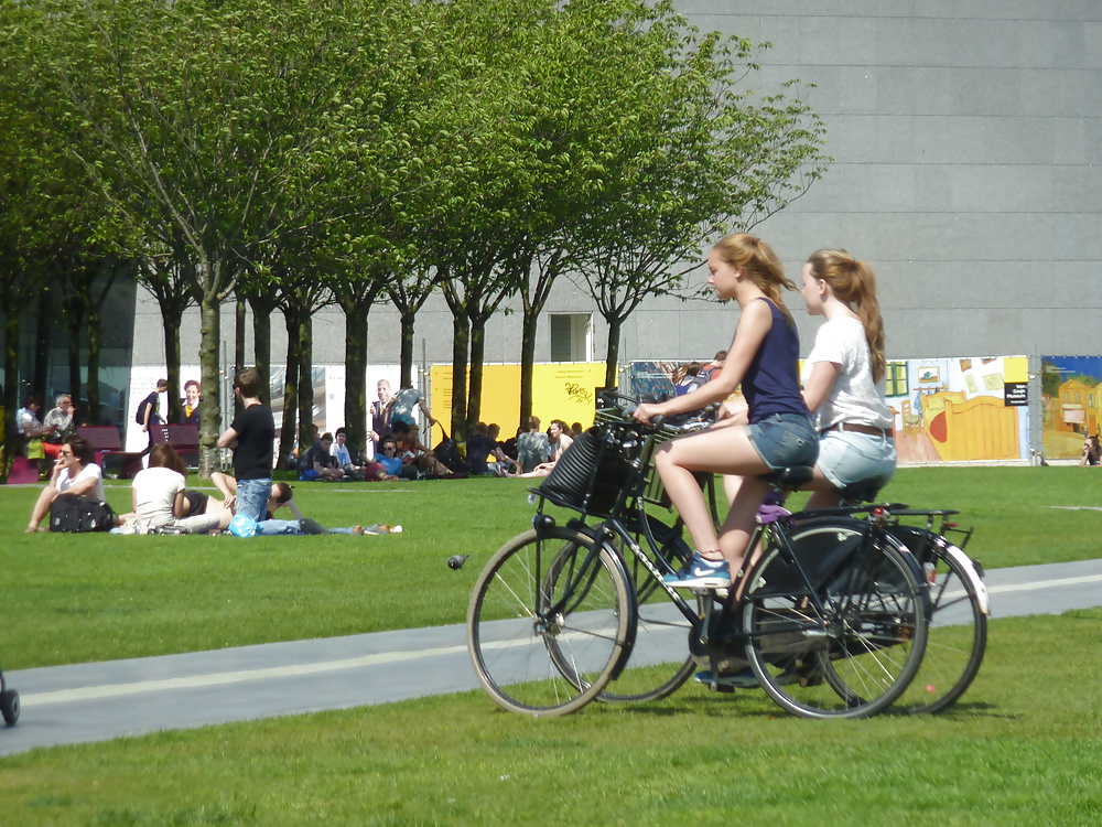 Chicas y mujer madura en un día soleado en amsterdam
 #28938988