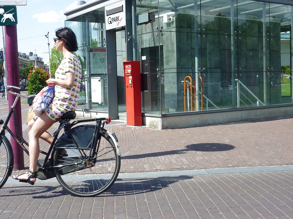 Ragazze e donna matura in una giornata di sole ad Amsterdam
 #28938994