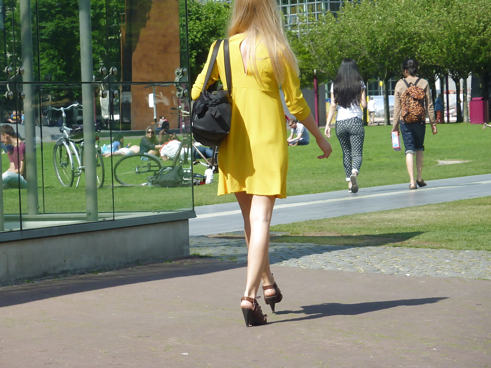 Ragazze e donna matura in una giornata di sole ad Amsterdam
 #28939025