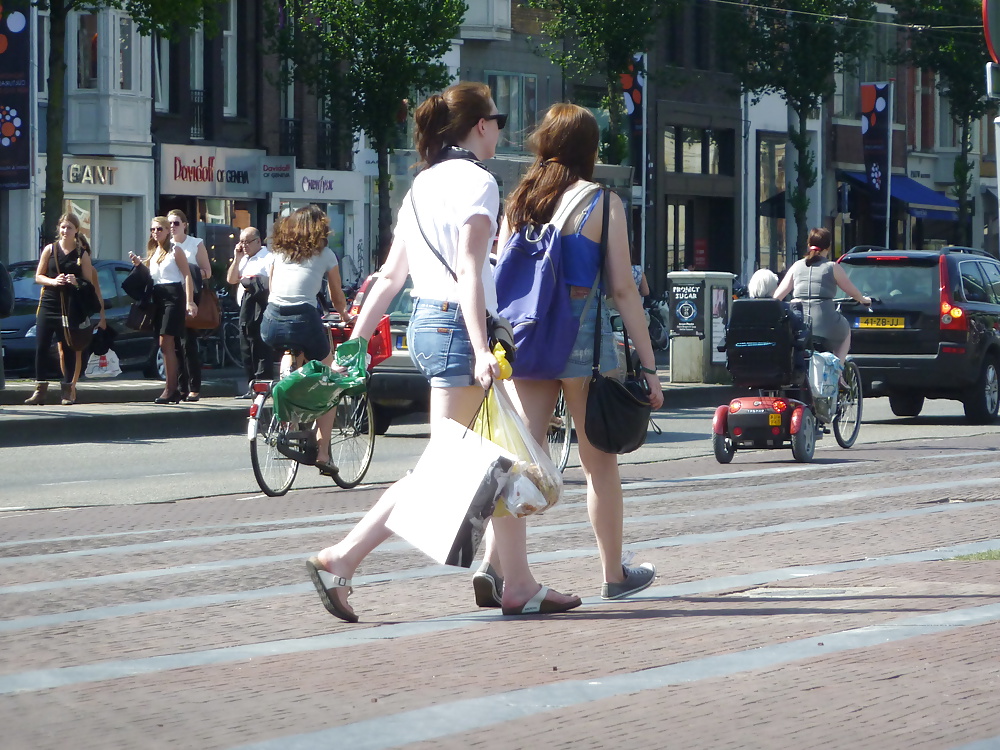 女の子と成熟した女性は、晴れた日にアムステルダムで
 #28939032