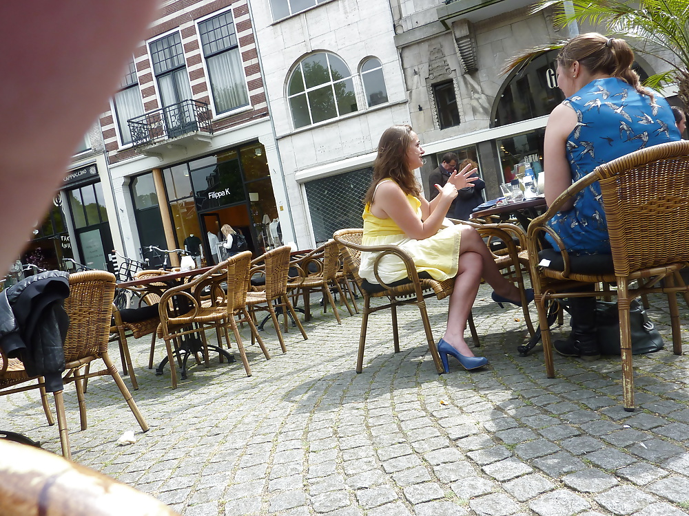 Ragazze e donna matura in una giornata di sole ad Amsterdam
 #28939047