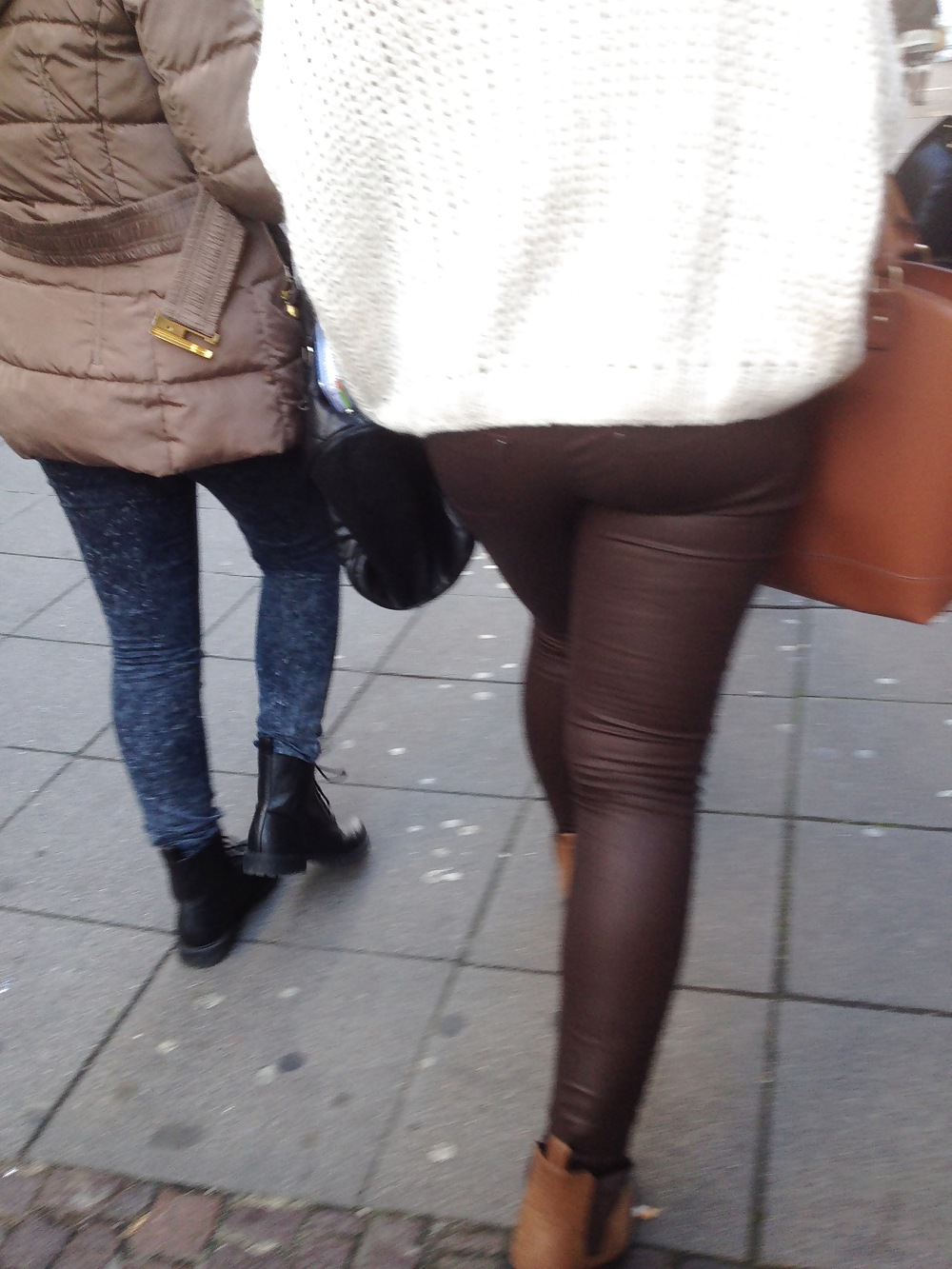 Ass Franc Dans Un Pantalon En Cuir - Voyeuse #36552651