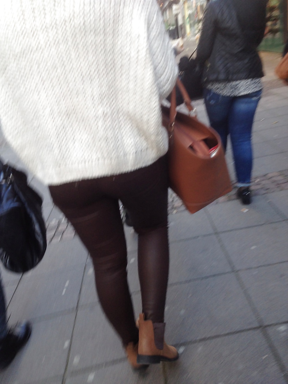 Ass Franc Dans Un Pantalon En Cuir - Voyeuse #36552660