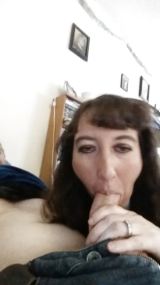 Mi esposa se ve increíble con una enorme polla en su pequeña boca.
 #38785626