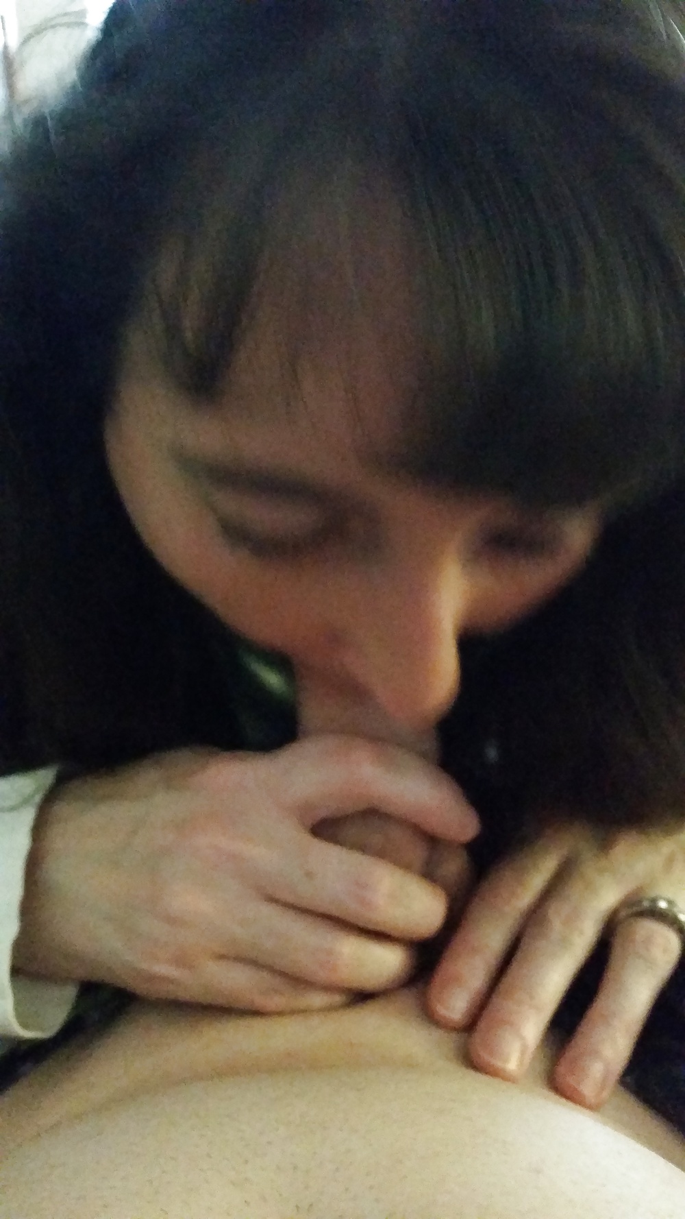Mi esposa se ve increíble con una enorme polla en su pequeña boca.
 #38785705