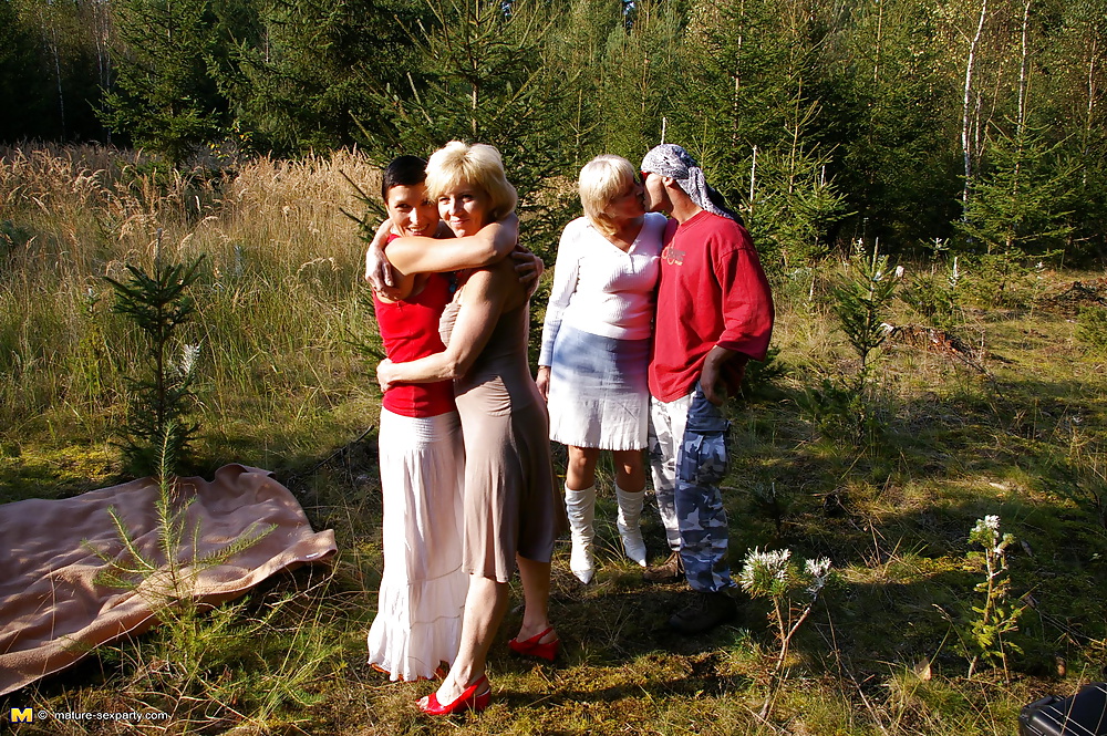 Tres abuelitas folladas por el hijo afortunado al aire libre parte 3
 #24321634