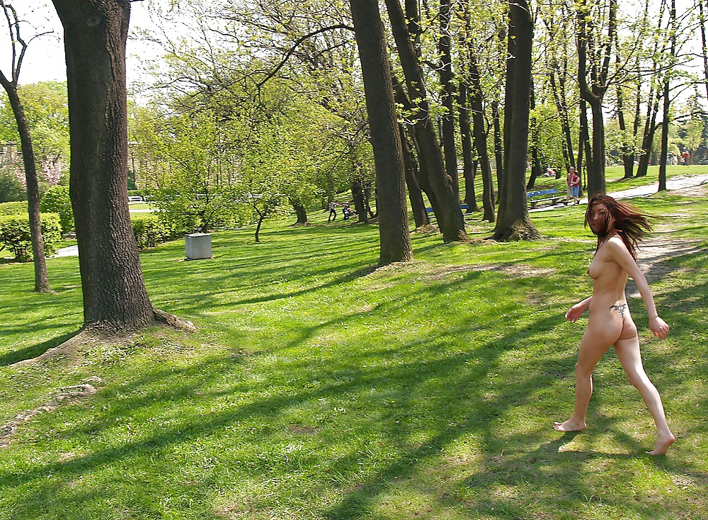 Femme Marche Nue Dans Un Parc Public #27038117