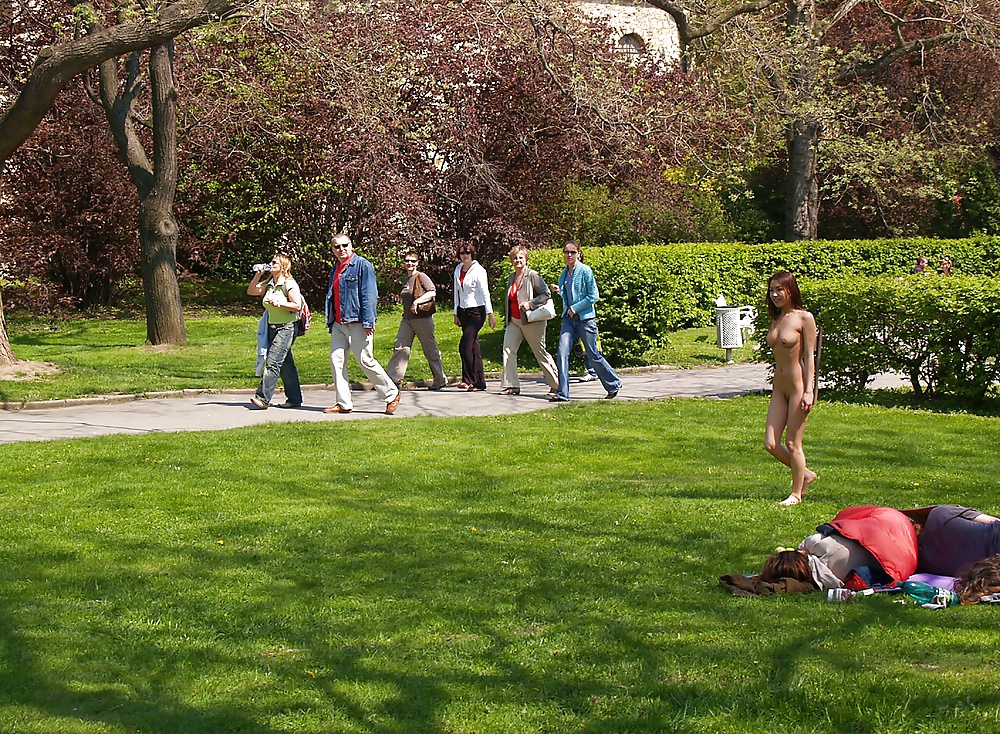 Femme Marche Nue Dans Un Parc Public #27038153