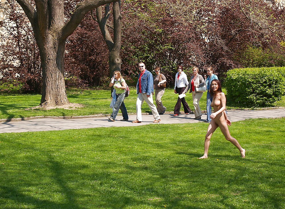 Femme Marche Nue Dans Un Parc Public #27038165