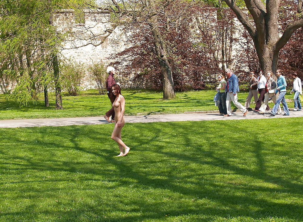 Femme Marche Nue Dans Un Parc Public #27038174