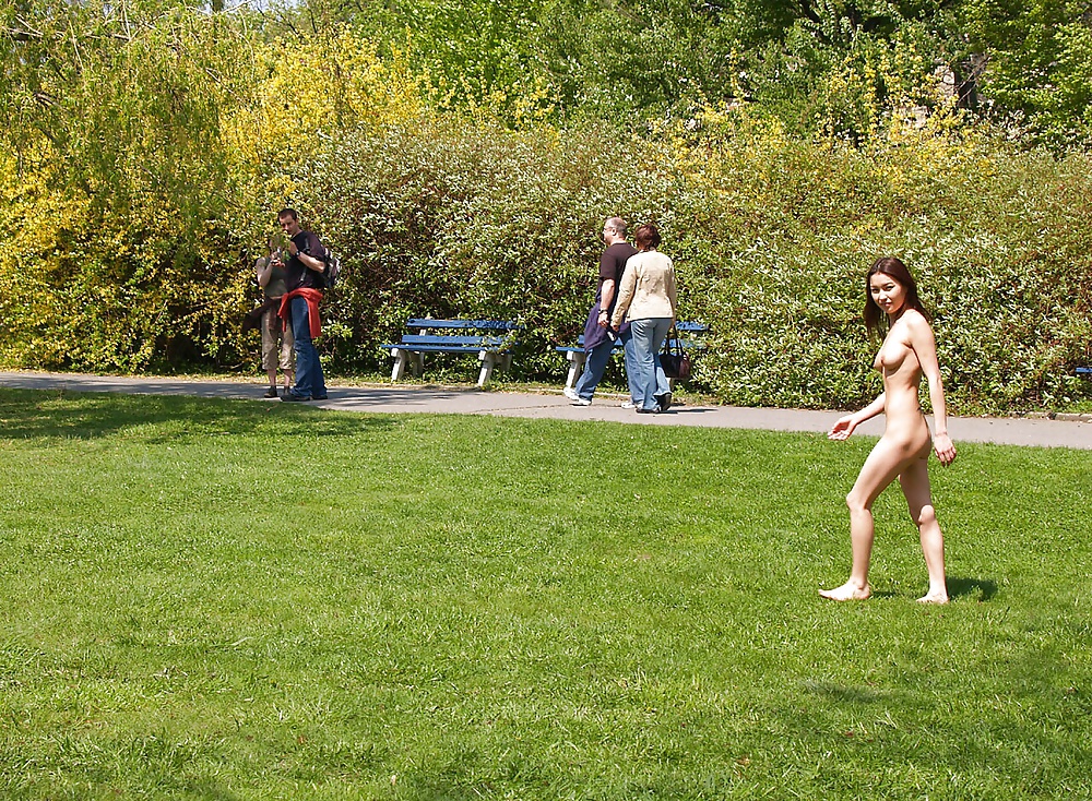 Femme Marche Nue Dans Un Parc Public #27038183