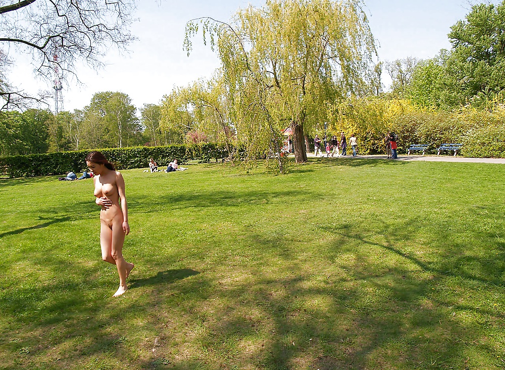 Femme Marche Nue Dans Un Parc Public #27038206