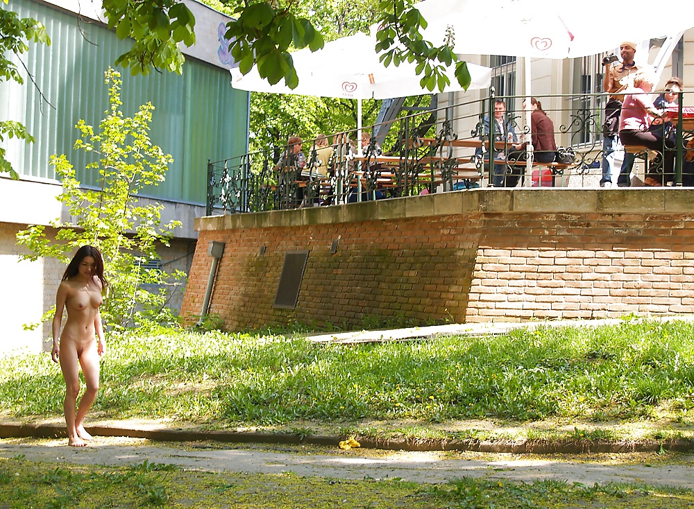 Moglie cammina nuda in un parco pubblico
 #27038227