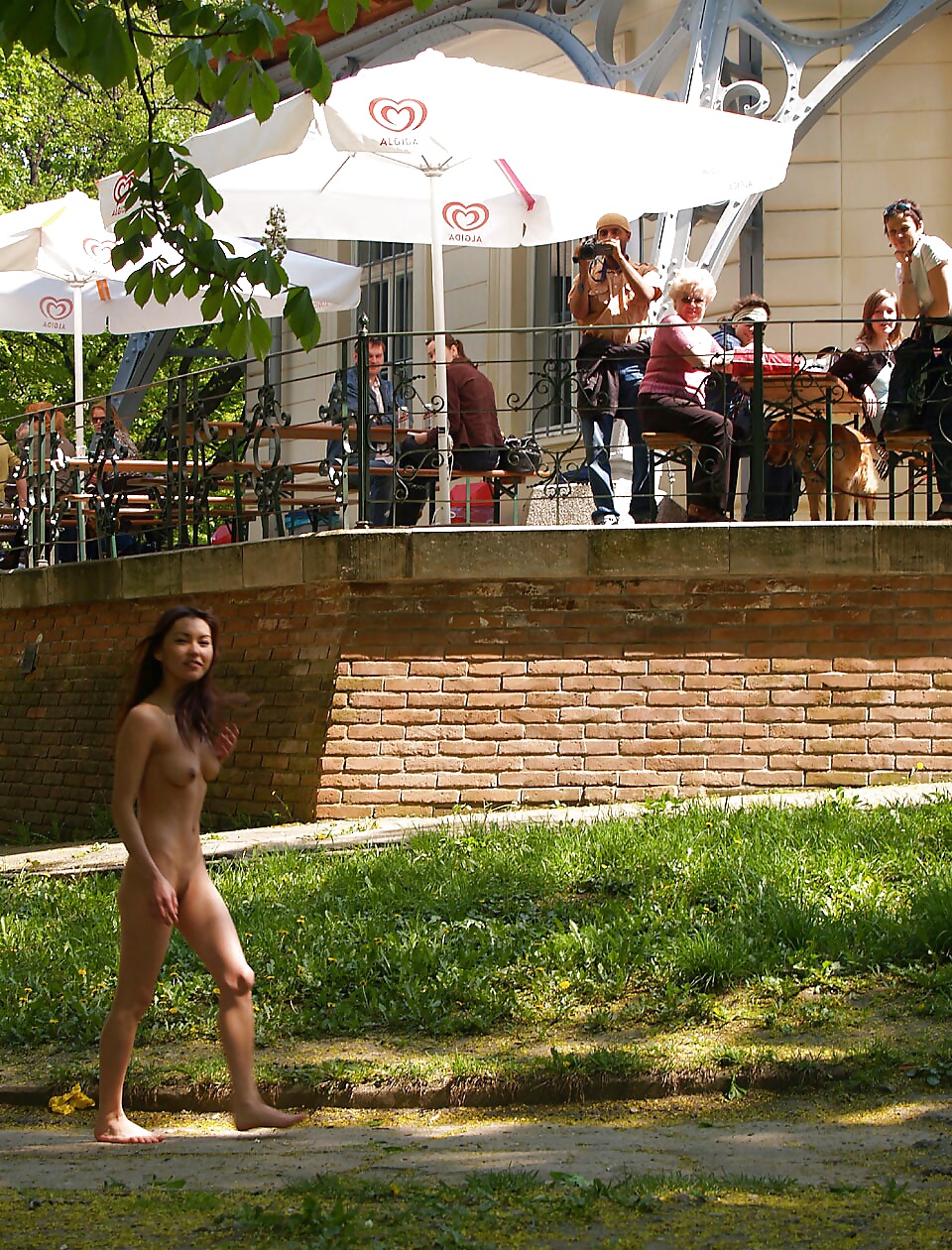 Femme Marche Nue Dans Un Parc Public #27038236