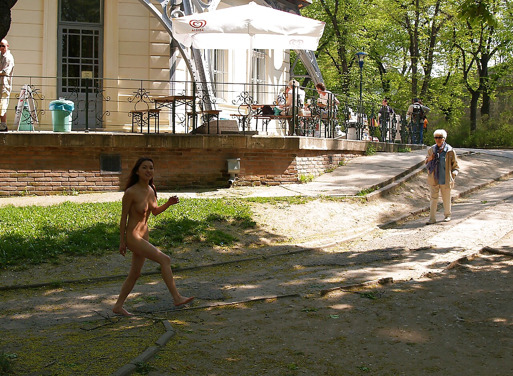 Moglie cammina nuda in un parco pubblico
 #27038252