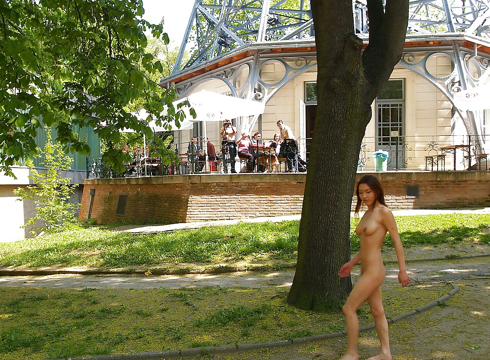 Esposa camina desnuda en un parque público
 #27038268