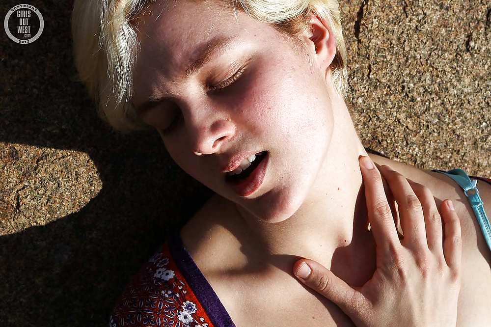 Australian Blondie Finger Ihre Haarige Muschi Im Freien #23673987