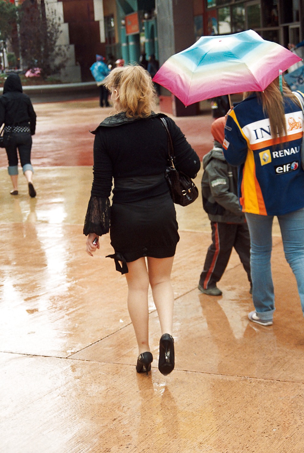 Stocking girls in public. Paris, june 2008 #35789493