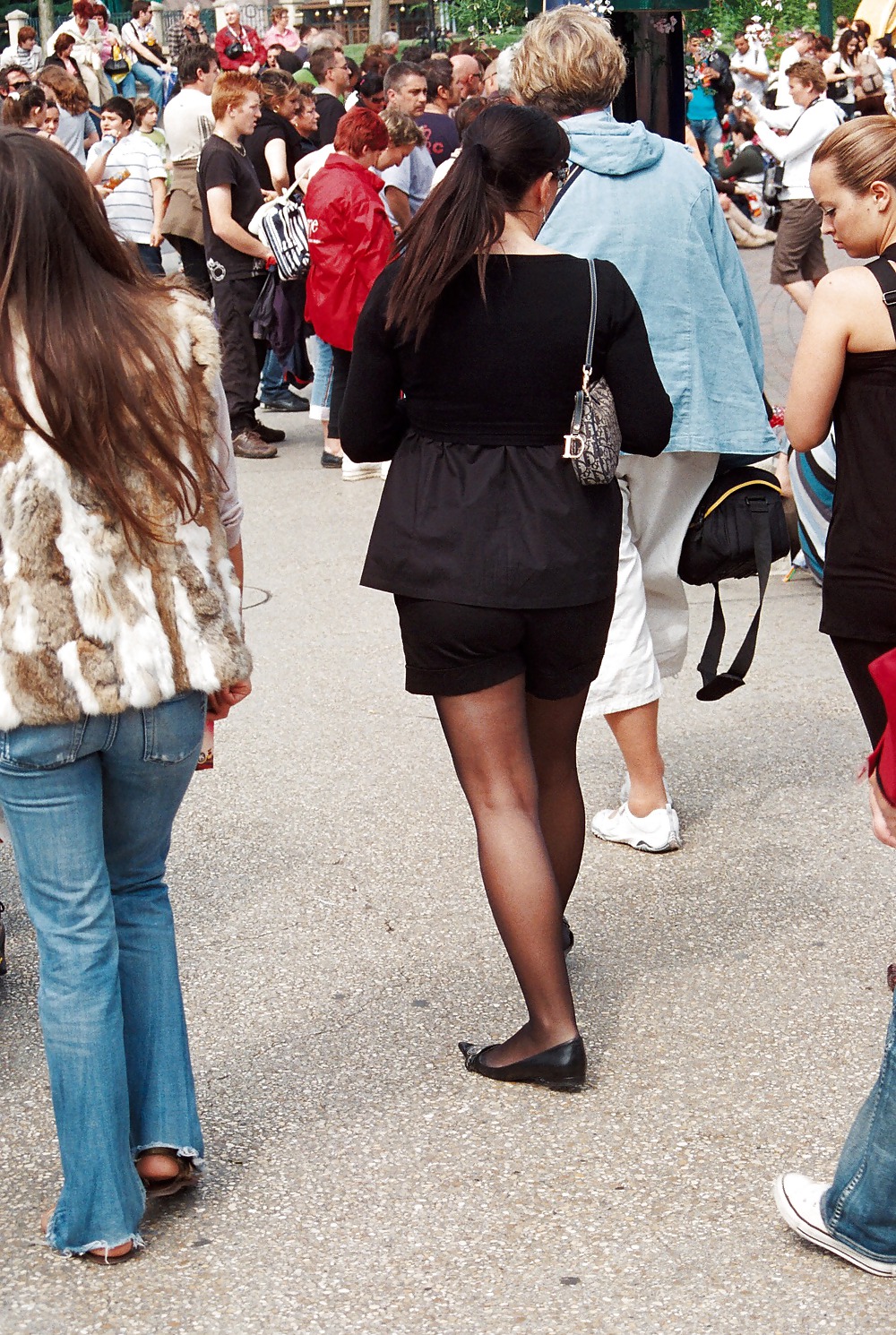 Stocking girls in public. Paris, june 2008 #35789502